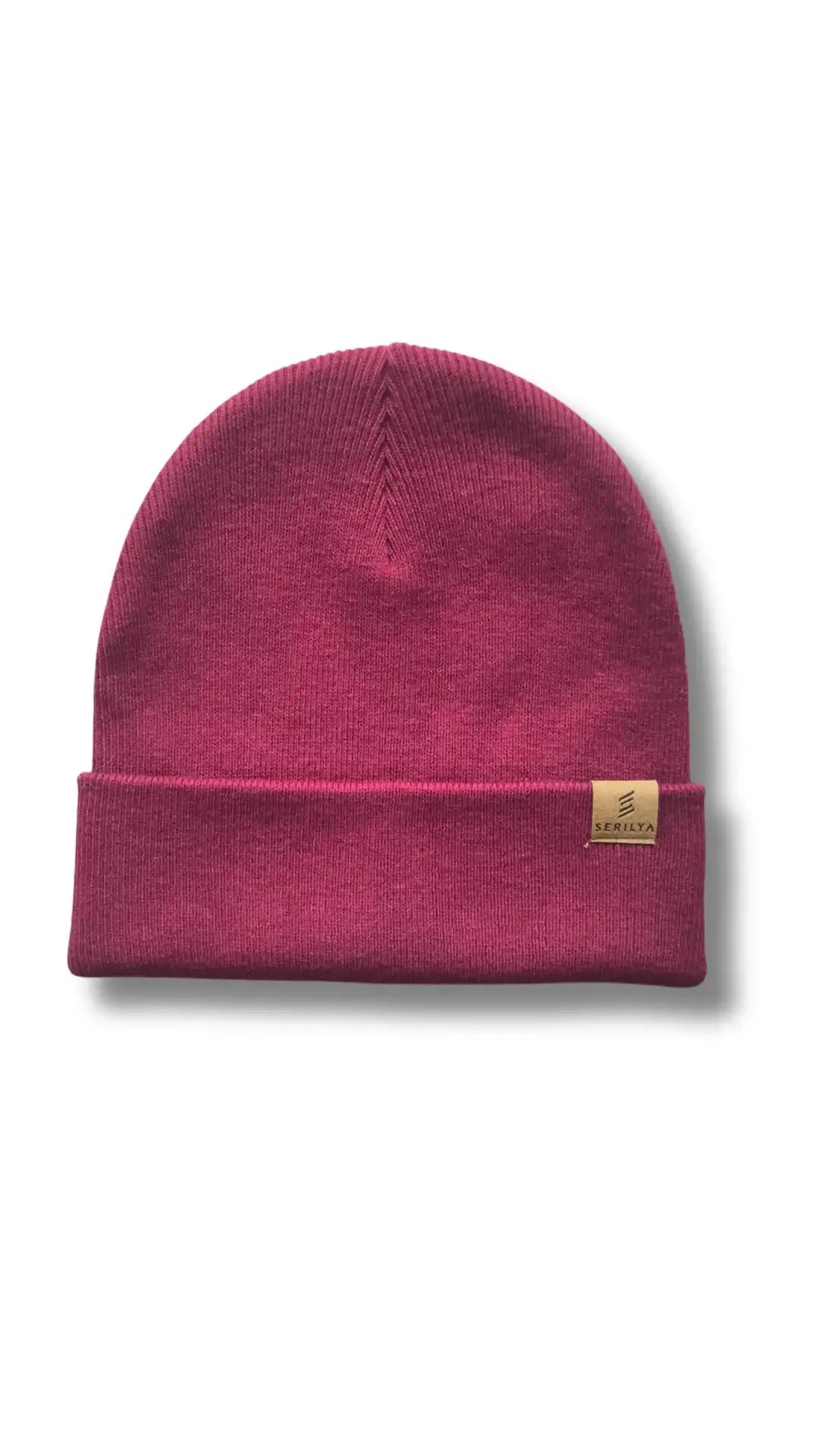 Rote Strickmütze mit gefaltetem Rand und SERILYA-Label, ideal für kaltes Wetter und Outdoor-Aktivitäten.