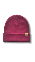Rote Strickmütze mit gefaltetem Rand und SERILYA-Label, ideal für kaltes Wetter und Outdoor-Aktivitäten.