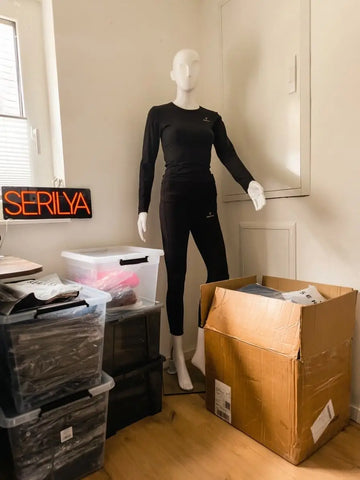 Schwarze High-Waist Leggings mit Seitentaschen, getragen von Mannequin, ideal für Sport und Alltag